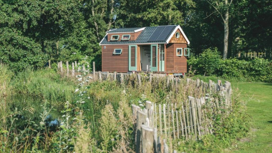 foto tiny-house in een groene omgeving