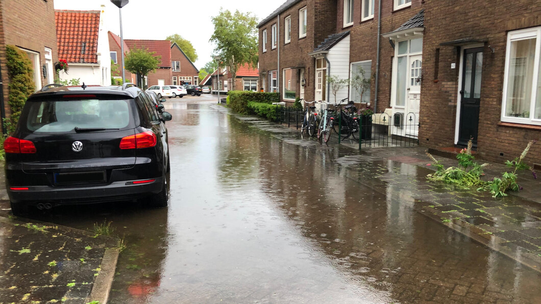 extreme regenval in een straat