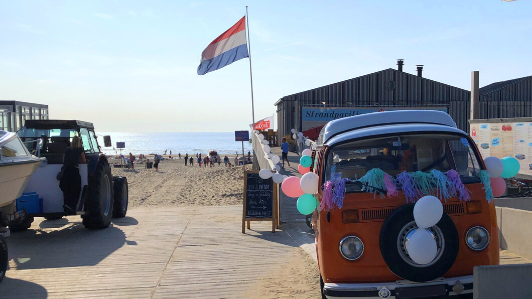 strandopgang met antieke volkswagenbus