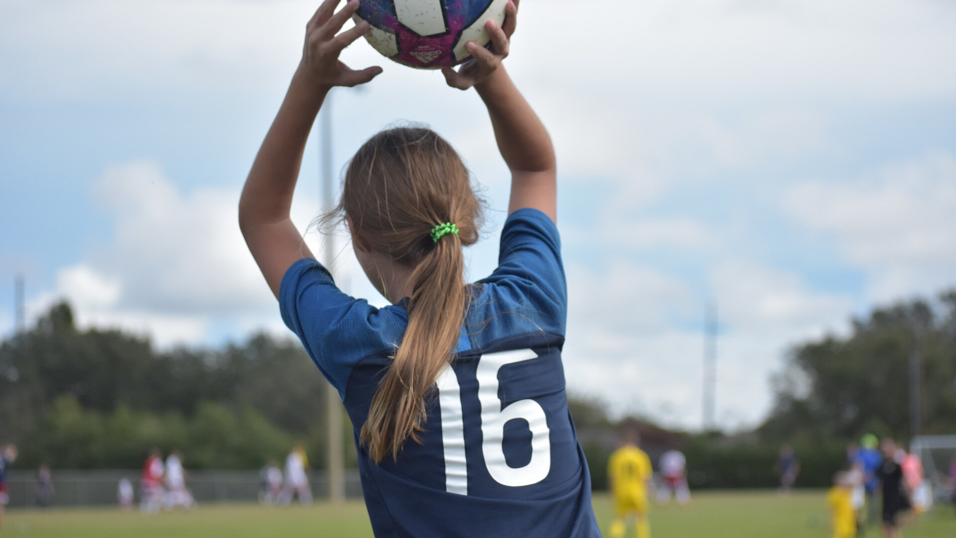 kind gooit bal op sportveld