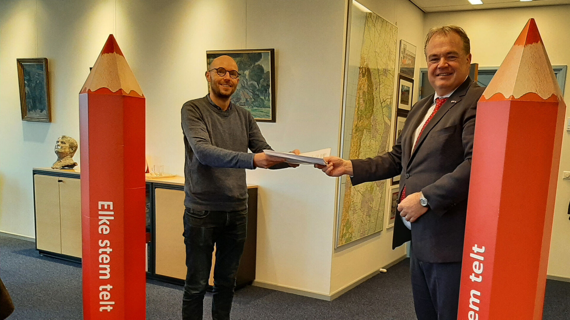 Wilfried Jonkers overhandigt kandidatenlijst aan burgemeester